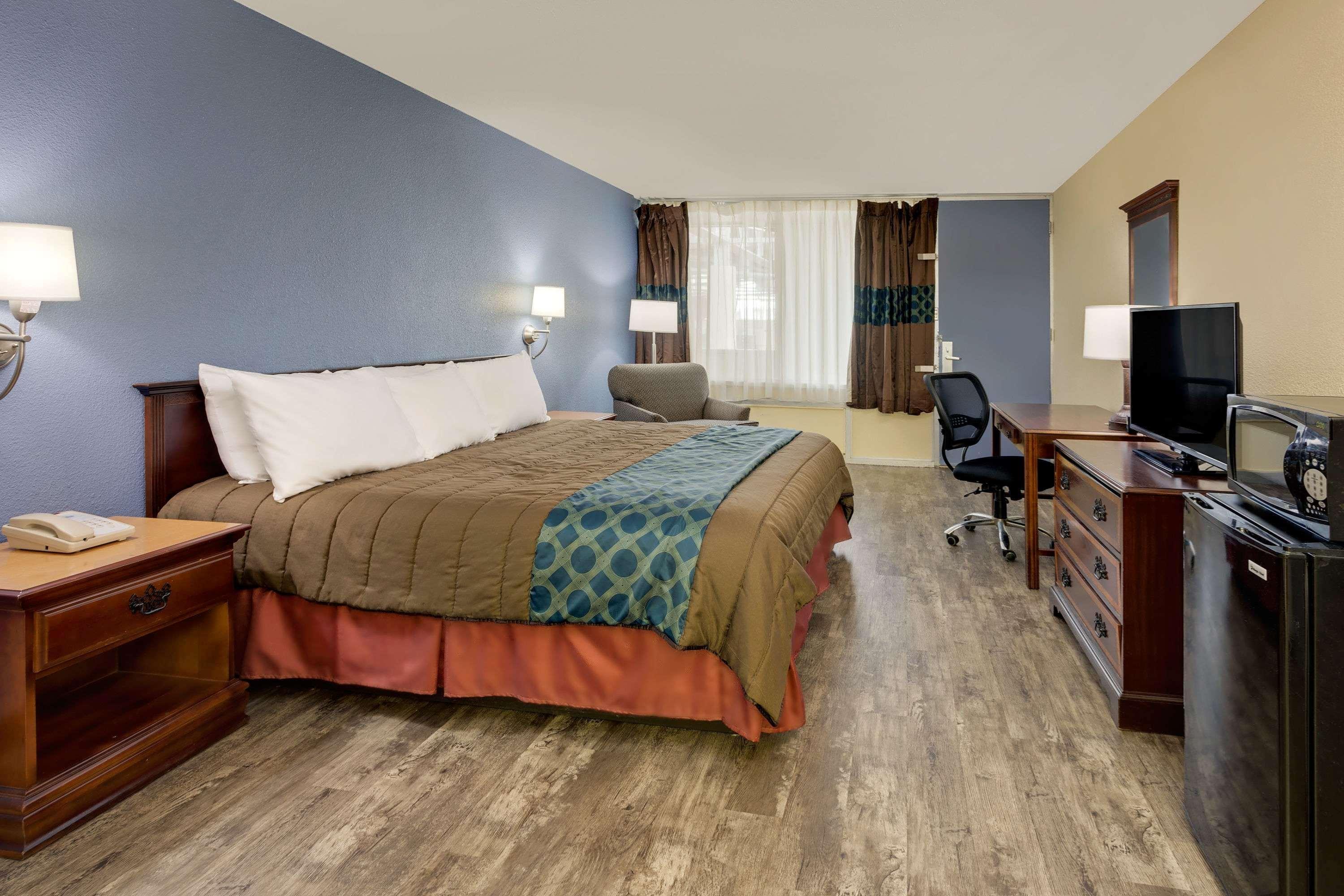 Days Inn By Wyndham Montgomery Near Aum Exterior photo