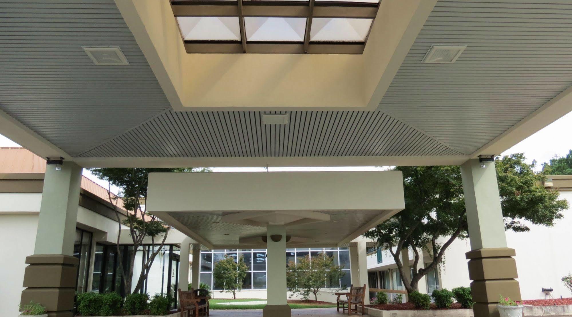Days Inn By Wyndham Montgomery Near Aum Exterior photo